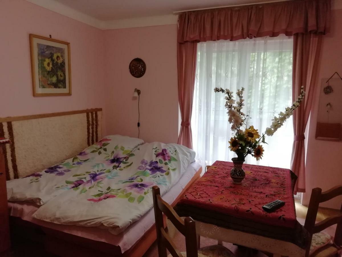 Gyoengyvirag Ueduelo - Mario Apartman Harkány Eksteriør billede